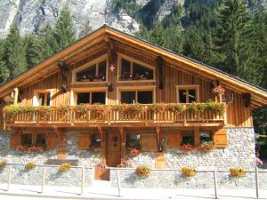 un edificio con un balcón con flores. en Chalet Ancetre, en Morzine