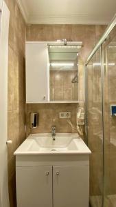 A bathroom at Heaven Suite Hotel