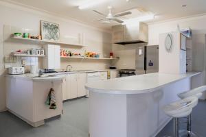 A kitchen or kitchenette at Tarcutta Retreat