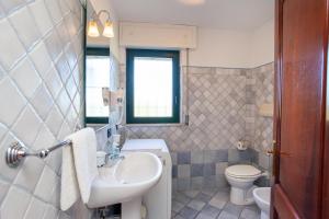 A bathroom at Casa Barvis Még 18 kép