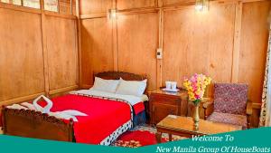 Łóżko lub łóżka w pokoju w obiekcie Dal Lake Heritage Houseboat New Manila