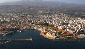 una vista aerea di una città sull'acqua di Consolato Boutique a Chania