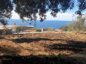 una casa con vistas al océano en Hotel Lagjini en Lukovë