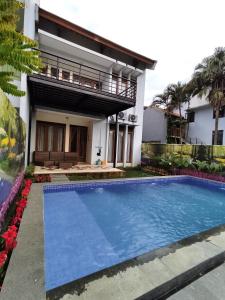 una piscina frente a una casa en Villa Mawar Syariah, en Bandung
