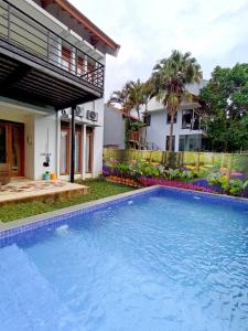 een zwembad voor een huis bij Villa Mawar Syariah in Bandung