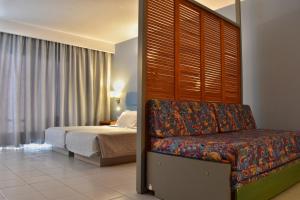 Tempat tidur dalam kamar di Caravel Hotel Apartments