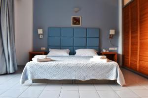 Letto o letti in una camera di Caravel Hotel Apartments