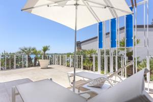 Balkón nebo terasa v ubytování Calapetra Resort
