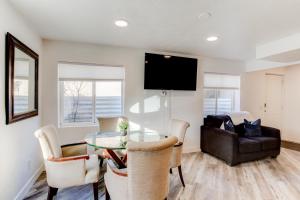 Foto de la galería de Modern Private Whole Unit 4 Bedroom Guest Suite King Bed en Salt Lake City