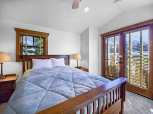 um quarto com uma cama grande e 2 janelas em Mountain Ridge Chalet em Breckenridge