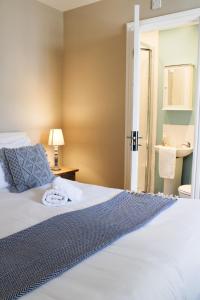 Postel nebo postele na pokoji v ubytování The Clifton Holiday Apartment Llandudno Centre