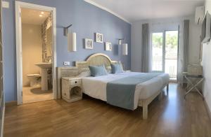 Kama o mga kama sa kuwarto sa Hostal HPC Porto Colom