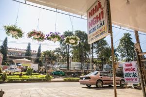 a store with a car parked in a parking lot at Nhà Nghỉ Kim Lài - Đối diện bệnh viện tỉnh Gia Lai -132 Tôn Thất Tùng in Pleiku