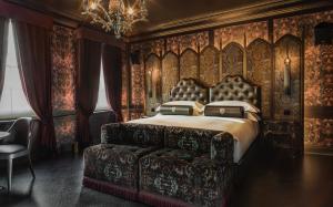 um quarto com uma cama grande e um sofá em Chateau Denmark em Londres