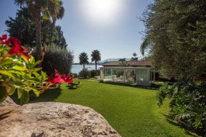 ein großer Hof mit einem Haus und einem Grasfeld in der Unterkunft Calapetra Resort in Fontane Bianche