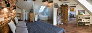 1 dormitorio con 1 cama y baño con bañera en Apartman Vulcano en Zvolen