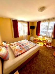 ドブリニシュテにあるAndreevi Guest Houseのベッドルーム1室(ベッド1台付)、リビングルームが備わります。