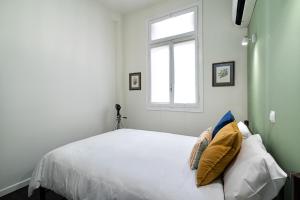 Ένα ή περισσότερα κρεβάτια σε δωμάτιο στο Spacious & Artistic Retro 2BD Apt with SAUNA