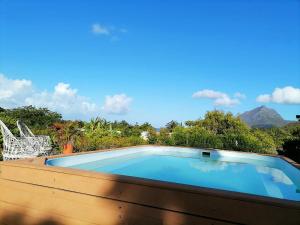 una piscina in cima a una casa di The Kiter’s Nest Baie du Cap a Choisy