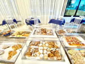 un buffet de diferentes tipos de bollería en una mesa en Hotel Maioli, en Misano Adriatico