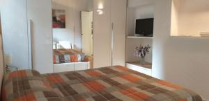 ローマにあるCozy Navona Apartmentのベッドとテレビのある寝室