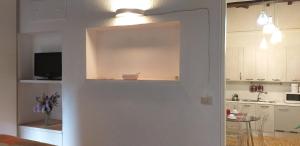 ローマにあるCozy Navona Apartmentの花瓶入りのキッチンへの開口ドア +30枚の写真