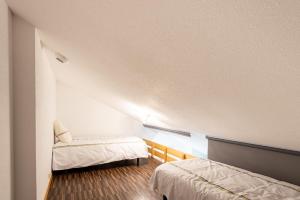 a room with two beds in a room at Bellevue in La Bresse