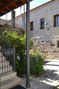 een stenen gebouw met een veranda en een paal bij Casa Brues in Boborás