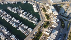 een luchtzicht op een jachthaven met boten bij Marina di Scarlino Resort in Puntone di Scarlino