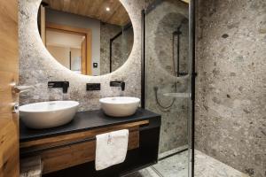 łazienka z 2 umywalkami i prysznicem w obiekcie Thomanhof Chalet-Appartement w mieście Saalfelden am Steinernen Meer