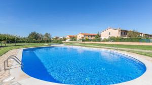 una gran piscina azul en un patio en MPinell 44, en L'Estartit