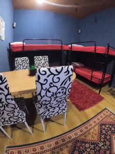 Habitación con mesa, sillas y litera en Dépendance ai piedi dalla Majella, en Raiano