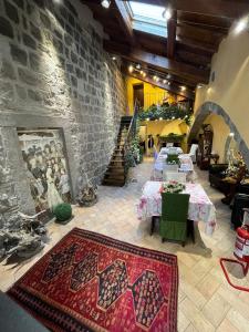una stanza con due tavoli e un muro di mattoni di B&B Medieval House a Viterbo