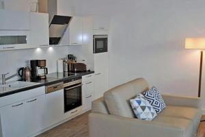 salon z kanapą i kuchnią w obiekcie Villa Poseidon - WE 5 in Strandnähe und zentrumsnah w mieście Binz