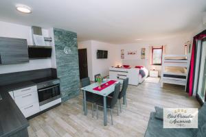 Kuchyň nebo kuchyňský kout v ubytování Bled Paradise Apartments