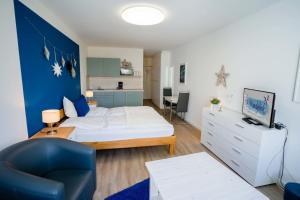 グレーミッツにあるStudio 43 "Sternenzauber"のベッドルーム1室(白いベッド1台、青い壁付)