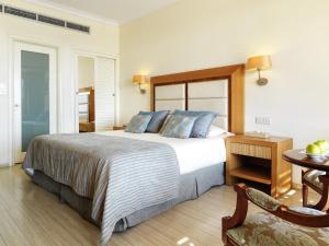 Een bed of bedden in een kamer bij Alexander The Great Beach Hotel