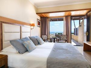 Letto o letti in una camera di Alexander The Great Beach Hotel