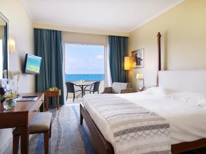 Letto o letti in una camera di Alexander The Great Beach Hotel