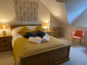 - une chambre avec un lit et 2 serviettes dans l'établissement No6, à Barmouth