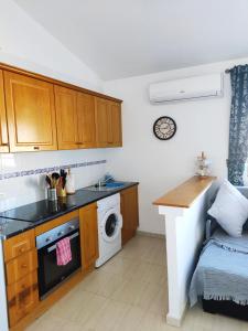 eine Küche mit Waschmaschine und Trockner im Zimmer in der Unterkunft Casa Joleen 2 in Villamartin