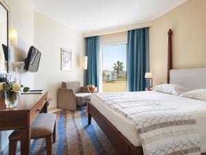 Letto o letti in una camera di Alexander The Great Beach Hotel