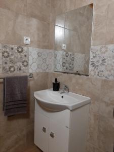 y baño con lavabo blanco y espejo. en Apartments Rupnik, en Bovec