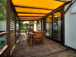 Salve Croatia Mobile Homes in Amadria Park Trogir的阳台或露台