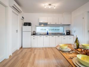 Salve Croatia Mobile Homes in Amadria Park Trogir的厨房或小厨房