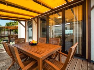 Salve Croatia Mobile Homes in Amadria Park Trogir的阳台或露台