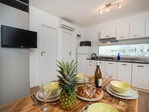 Salve Croatia Mobile Homes in Amadria Park Trogir的厨房或小厨房