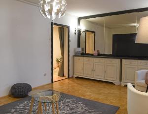 - un salon avec une télévision et une table en verre dans l'établissement Apartma Marni, à Kranjska Gora