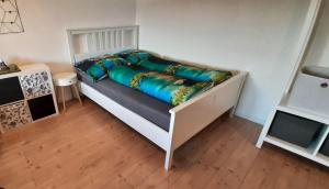 ein kleines Schlafzimmer mit einem weißen Bett mit einer Matratze in der Unterkunft Ferienwohnung in Nesselwang, Allgäu Bergfreunde in Nesselwang