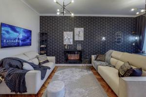 uma sala de estar com dois sofás e uma lareira em GOLDEN BLACK em Burgas